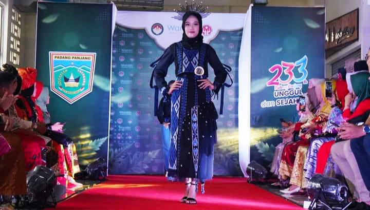 Peserta lomba Fashion Show di ajang Pesta Rakyat HJK PP 233, saat unjuk kebolehan, Sabtu (2/12/2023) kemaren, di komplek Pasar Pusat Padang Panjang.